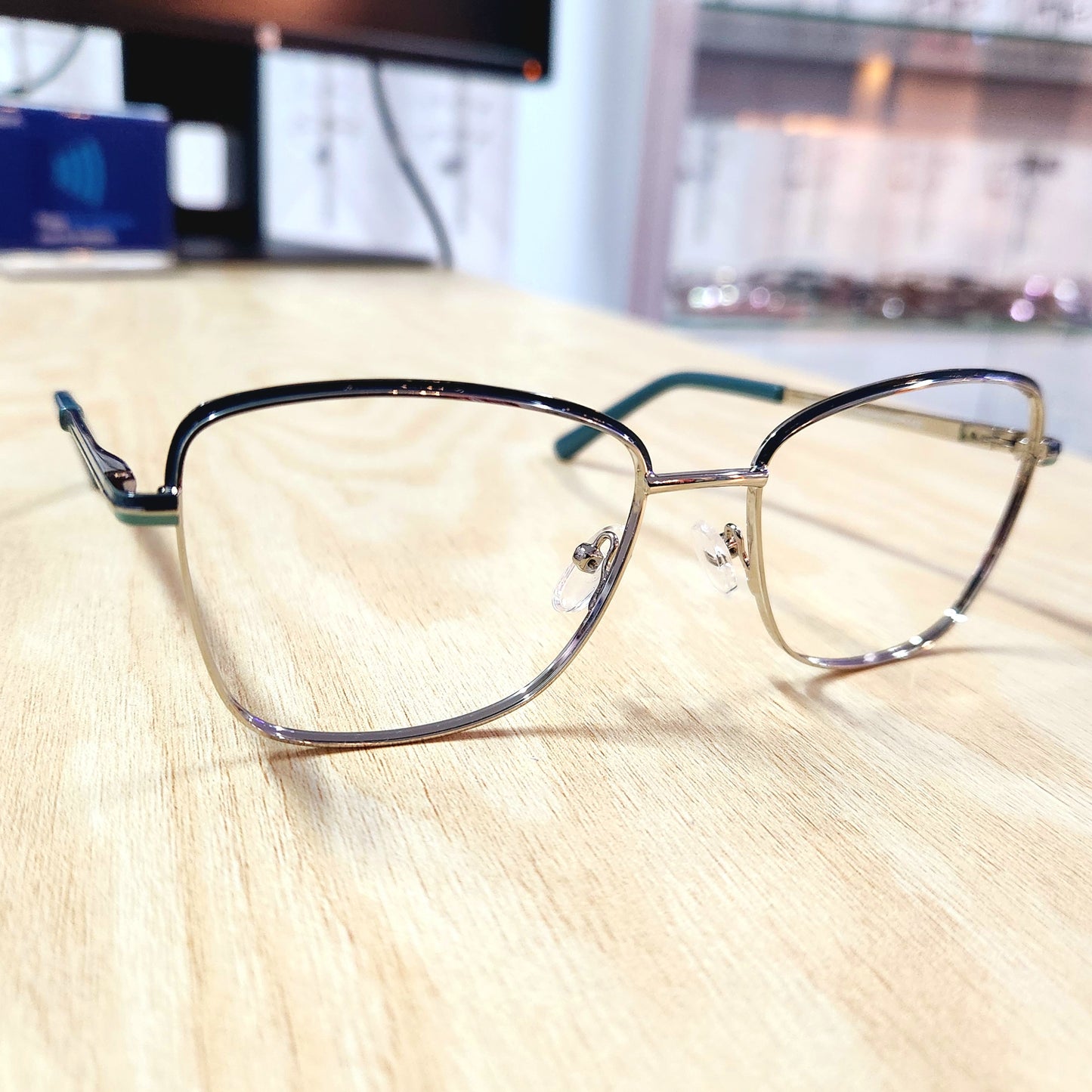 Armazón de metal nikitana